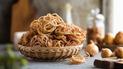 Ni sacs kraft ni boîtes hermétiques : Voici comment conserver ses oignons frits pour qu'ils restent croquants